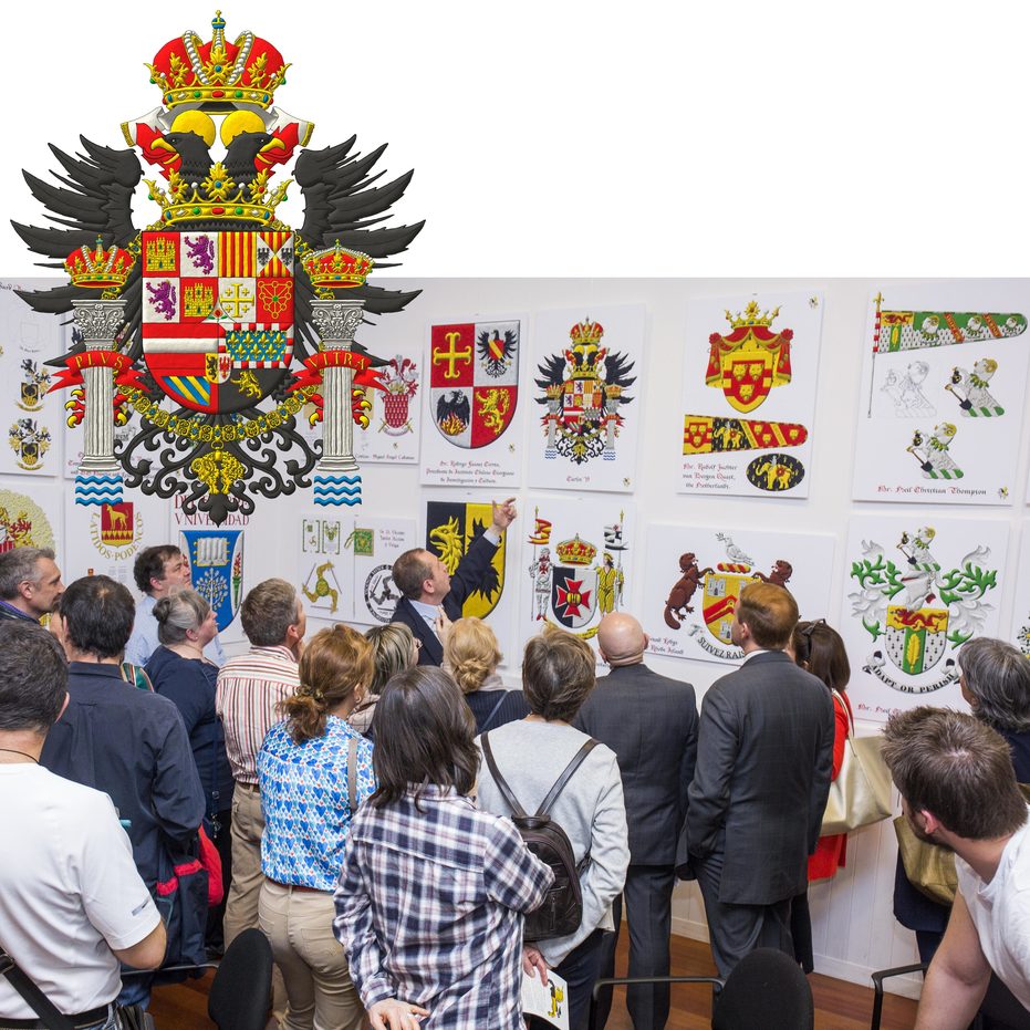 Escudo cortado: 1o partido: 1o cuartelado: 1o y 4o de gules, un castillo de oro, aclarado de azur, mazonado de sable [de Castilla]; 2o y 3o de plata, un le�n rampante de p�rpura, armado y lampasado de gules, coronado de oro [de Le�n]. 2o cuartelado: 1o de oro, cuatro palos de gules [de Arag�n]; 2o cuartelado en aspa: 1o y 4o de oro, cuatro palos de gules; 2o y 3o de plata, un �guila de sable [de Arag�n-Sicilia]. 3o de plata, una cruz potenzada cantonada de cuatro crucetas de oro [de Jerusal�n]. 4o de gules, una cadena puesta en orla, en cruz y en sotuer de oro, cargada en el centro de una esmeralda de sinople [de Navarra]. Entado en punta de plata, una granada al natural, tajada de gules, tallada y hojada de sinople [de Granada]. 2o cuartelado: 1o de gules, una faja de plata [de Austria]; 2o de azur sembrado de flores de lis de oro, una bordura componada de plata y gules [de Borgo�a moderna]; 3o bandado de oro y azur, una bordura de gules [de Borgo�a antigua]; 4o de sable, un le�n rampante de oro, armado y lampasado de gules [de Brabante]; sobre el todo un escus�n partido: 1o de oro, un le�n rampante de sable, armado y lampasado de gules [de Flandes]; 2o de plata, un �guila de gules, coronada, armada, picada, lampasada y membrada de oro, cargada en las alas con dos tallos trebolados todo de oro [del Tirol]. Timbrado de una corona imperial con dos �nfulas de plata, con flecos de oro. Acolado detr�s del escudo un �guila bic�fala de sable, nimbada, picada y armada de oro, lampasada y membrada de gules, enfilada por una corona real abierta sumada al escudo. Sostenes: Dos columnas de plata acompa�adas en punta de ondas de azur y en jefe de una corona imperial la diestra y de una corona real cerrada la siniestra. Lema rodeando las columnas: �Plus Ultra� de oro sobre una filacteria de gules. El escudo est� rodeado del Tois�n de Oro.