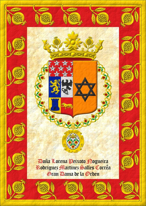 Escudo partido: 1o cuartelado: 1o de azur, un len rampante de oro, 2o de plata, un halcn azorado, teniendo en sus garras una sierpe ambos de sable, 3o de oro, una torre de azur, aclarada y mazonada de sable, 4o de gules, un zorro pasante de oro, un jefe de gules sembrado de estrellas de cinco puntas de plata; 2o de naranjado, una estrella de seis puntas, hueca y entrelazada de sable. Timbrado de una corona de la Soberana y Muy Noble Orden de la Granada. El escudo est rodeado del Gran Collar de la Soberana y Muy Noble Orden de la Granada.