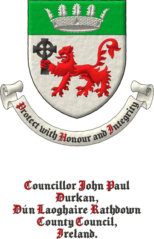 Escudo de plata, un le�n pasante de gules, teniendo en su diestra una cruz celta se sable, en un jefe de sinople, una corona mural con cinco hojas de roble visibles de plata. Lema: �Protect with Honour and Integrity� de sable, con letras iniciales de gules, sobre una filacteria de plata.