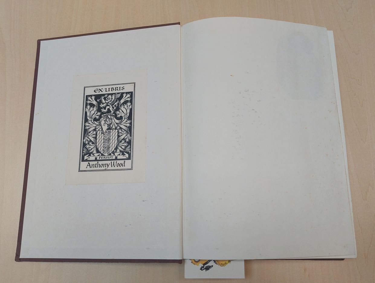Ex libris de Anthony Wood en A New Dictionary of Heraldry