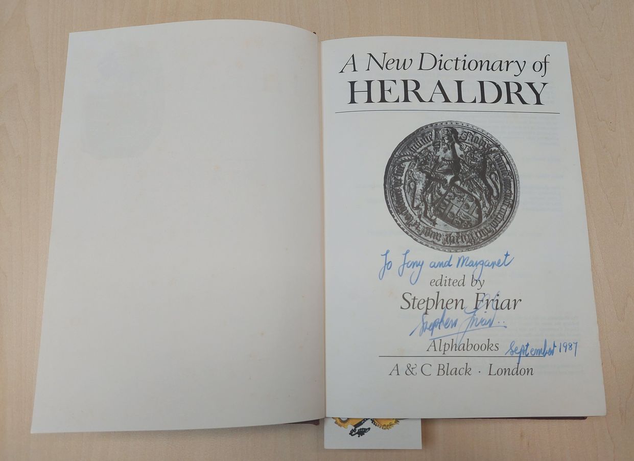 Dedicatoria de Stephen Friar en A New Dictionary of Heraldry