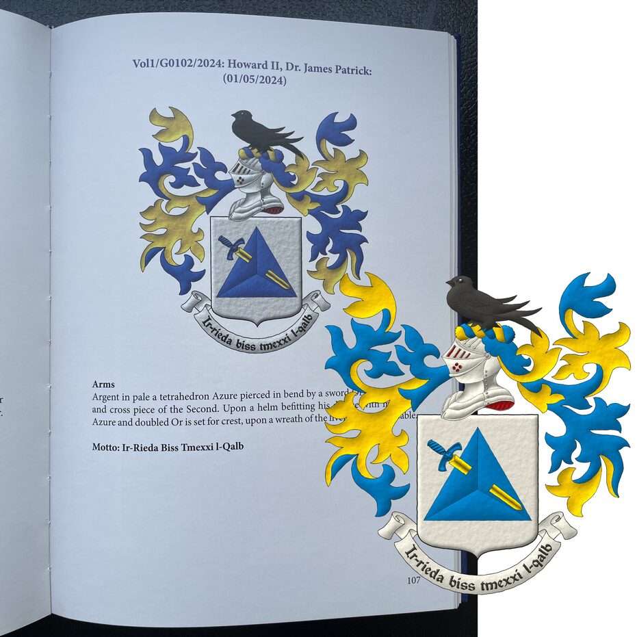 Escudo de plata, un tetraedro de azur, atravesado de una espada puesta en banda, bajada de oro, guarnecida de azur. Timbrado de un yelmo acorde a su rango, adornado de dos lambrequines de azur doblados de oro, un burelete de oro y azur, cimado de una marleta de sable. Lema: �Ir-rieda biss tmexxi l-qalb�.