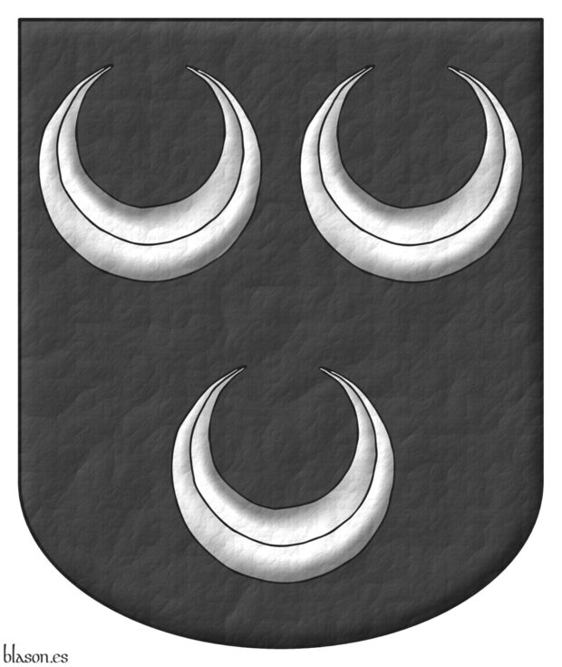 Escudo de sable, tres crecientes de plata.