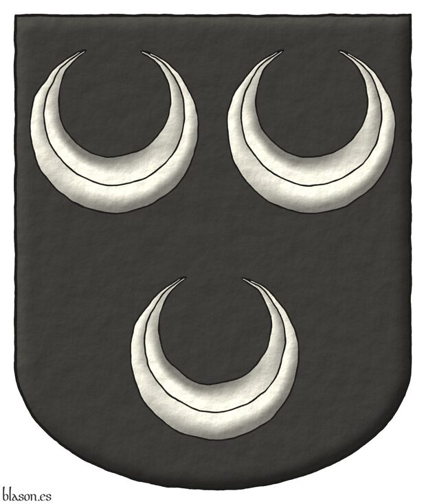 Escudo de sable, tres crecientes de plata.