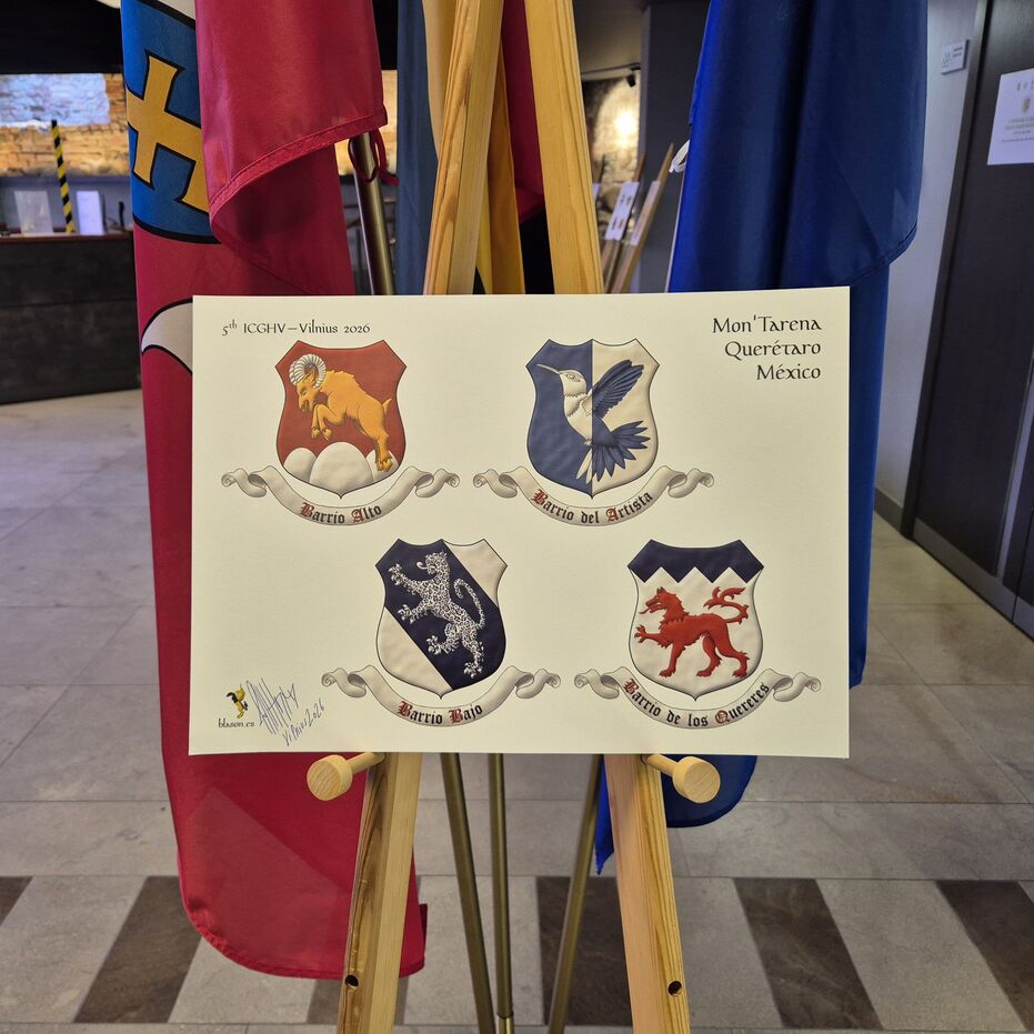 [Escudo de gules, un monte de tres pe�as moviente de la punta de plata sumado de un borrego cimarr�n saltante de oro, acornado de plata. Divisa: �Barrio Alto� de sable, con iniciales de gules, sobre una filacteria de plata]; [Escudo partido de azur y plata, un colibr� volante puesto en banda del uno al otro. Divisa: �Barrio del Artista� de sable, con iniciales de gules, sobre una filacteria de plata]; [Escudo de plata, una banda de azur cargada de un jaguar rampante de plata, manchado de azur. Divisa: �Barrio Bajo� de sable, con iniciales de gules, sobre una filacteria de plata]; y [Escudo de plata, un lobo pasante de gules, un jefe centellado de azur. Divisa: �Barrio de los Quereres� de sable, con iniciales de gules, sobre una filacteria de plata].