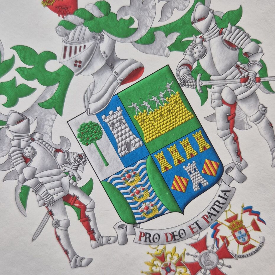 Escudo cuartelado: 1o partido: 1o de plata, un madro�o de sinople, frutado de gules, 2o de azur, una torre de plata; 2o de sinople: una muralla de oro, mazonada de sable, sumada de cinco arqueros de plata en disposici�n de disparar; 3o fajado ondado de azur y plata, tres carabelas en palo de oro, con velas y gallardetes de plata, cargados de cruces de gules, flanqueado curvo de sinople; 4o de azur, una torre de plata, aclarada de azur, mazonada de sable, acompa�ada de dos losanges de oro, cargados de cuatro palos de gules, en jefe cuatro torres en faja de oro, aclaradas de gules, mazonadas de sable. Timbrado de un yelmo adornado de dos lambrequines de sinople doblados de plata, un burelete de plata y sinople, cimado de un coraz�n sangrante de gules, resaltado de una corona de espinas de oro, sumado de una llama de oro, perfilada de gules, cargada de una cruz latina de azur. Lema: �Pro Deo et Patria�. Por tenantes dos caballeros con armadura completa de plata, forrada de gules. Pendientes de la punta la cruz de Caballero de la Hermandad Nacional Mon�rquica de Espa�a, la cruz de M�rito del Cap�tulo Noble de Fernando VI y la insignia de�Teniente Honorario del Regimiento Duque de Braganza de la Legion of Frontiersmen.