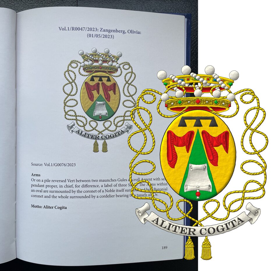 Escudo de oro, en una pira de sinople acompa�ada de dos mangas de gules, un pergamino abierto de plata, con un sello de lacre pendiente al natural; brisado de un lambel de tres pendientes de sable. Timbrado de una corona de noble sumada de una corona de bar�n de las que penden, rodeando el escudo, dos cordones terminados en una borla cada uno todo de oro. Lema: �Aliter Cogita�.