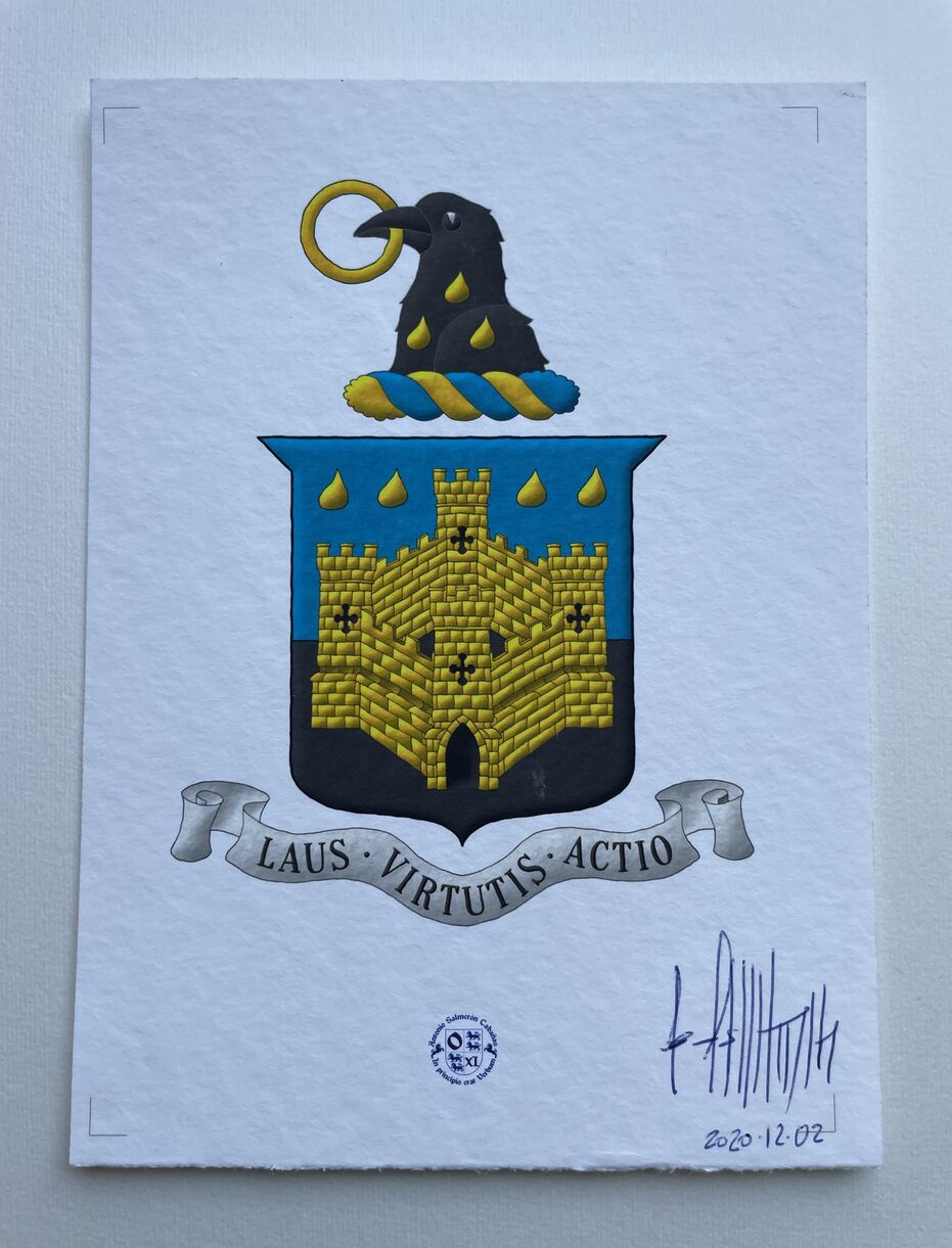 Escudo cortado de azur y sable, brochante sobre la partici�n un castillo de cuatro torres de oro, aclarado de sable, en jefe dos pares de gotas de oro. Timbrado de un burelete de oro y azur, cimado de una cabeza de cuervo de sable, cargada en su cuello de tres gotas de oro, 1 y 2, y teniendo en su pico un anillo de oro. Lema: �Laus � Virtutis � Actio�.