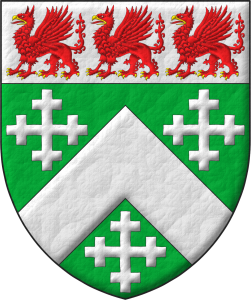 Escudo de sinople, un cabrio, acompaado de tres cruces recrucetadas; un jefe todo de plata, tres grifos parados de gules, picados y armados de oro.