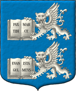 Escudo de azur, dos leopardos alados, teniendo cada uno en sus garras un libro abierto todo de plata, con la inscripcin Pax Tibi Marce Evangelista Meus de sable distribuida en sus cuatro pginas.