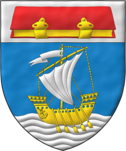 Escudo de azur, en punta un mar ondado de plata sumado de un barco con remos de oro, con vela y gallardete de plata; en un jefe de plata, un libro cerrado y brochado de oro, tapas de gules.
