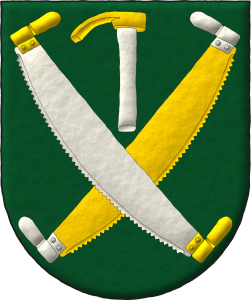 Escudo de sinople, dos sierras de dos manos en sotuer, la que est� puesta en banda de plata, encabada de oro, la que est� puesta en barra de oro, encabada de plata, en jefe una azuela de oro, encabada de plata.