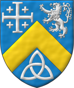 Escudo de azur, un cabrio de oro, acompañado en jefe de una cruz potenzada cantonada de cuatro cruces, y un león rampante, en punta de un nudo celta de la Trinidad, todo de plata.