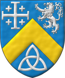 Escudo de azur, un cabrio de oro, acompaado en jefe de una cruz potenzada cantonada de cuatro cruces, y un len rampante, en punta de un nudo celta de la Trinidad, todo de plata.