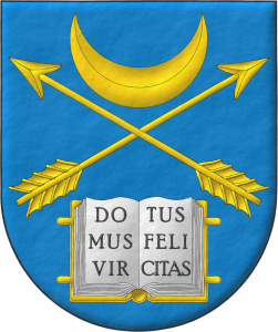 Escudo de azur, dos flechas alzadas en sotuer acompaadas de, en jefe un creciente, en punta un libro abierto de todo de oro, hojado de plata inscrito de Domus Virtus Felicitas de sable.