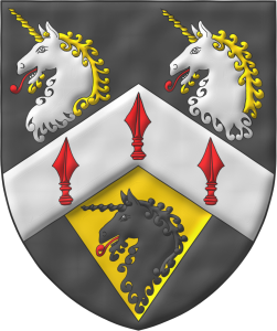 Escudo de sable, un cabrio de plata con tres puntas de lanza de gules; en jefe, dos cabezas de unicornio arrancadas de plata, cabelladas y acornadas de oro, lampasadas de gules; en punta, una pila de oro, saliente del cabrio, cargada de una cabeza de unicornio de sable, lampasada de gules.